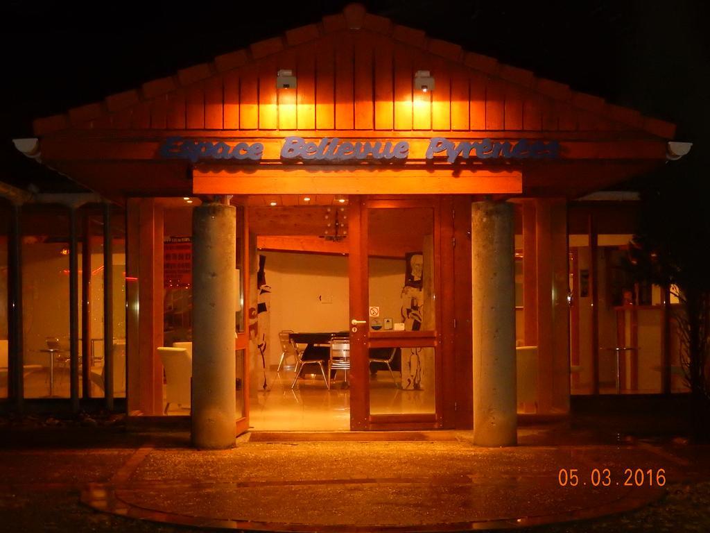 Hotel Eco Logis Espace Bellevue Séméac Exterior foto